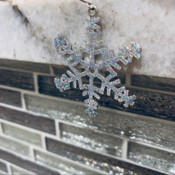 NWT snowflake earrings ❄️ - Picture 1 of 8
